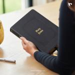 KJV Holy Bible: (Black Leathersoft)